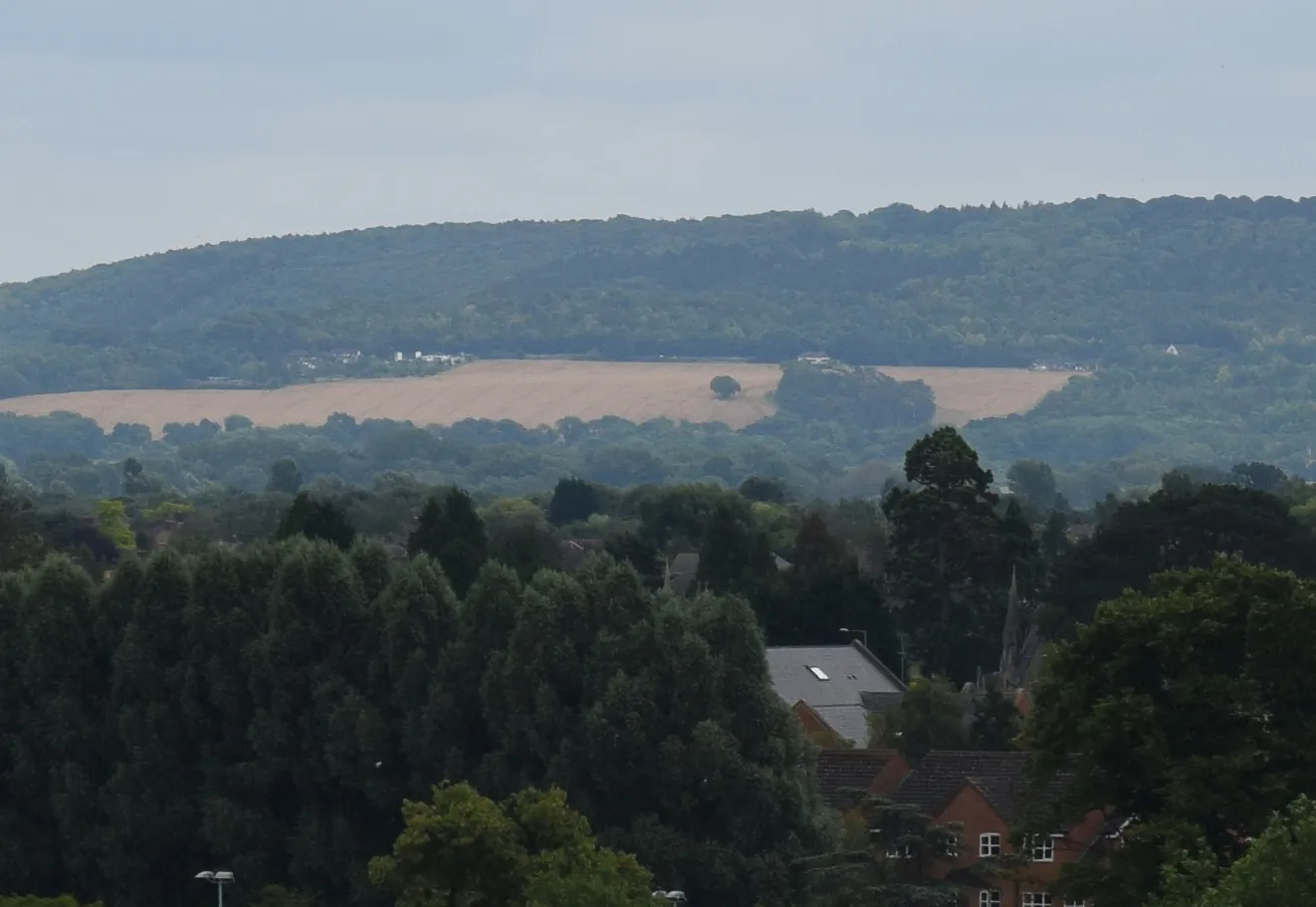 Nikkor 55-300mm Chiltern Hills seen from Aylesbury Telephone Exchange, 55mm, cropped