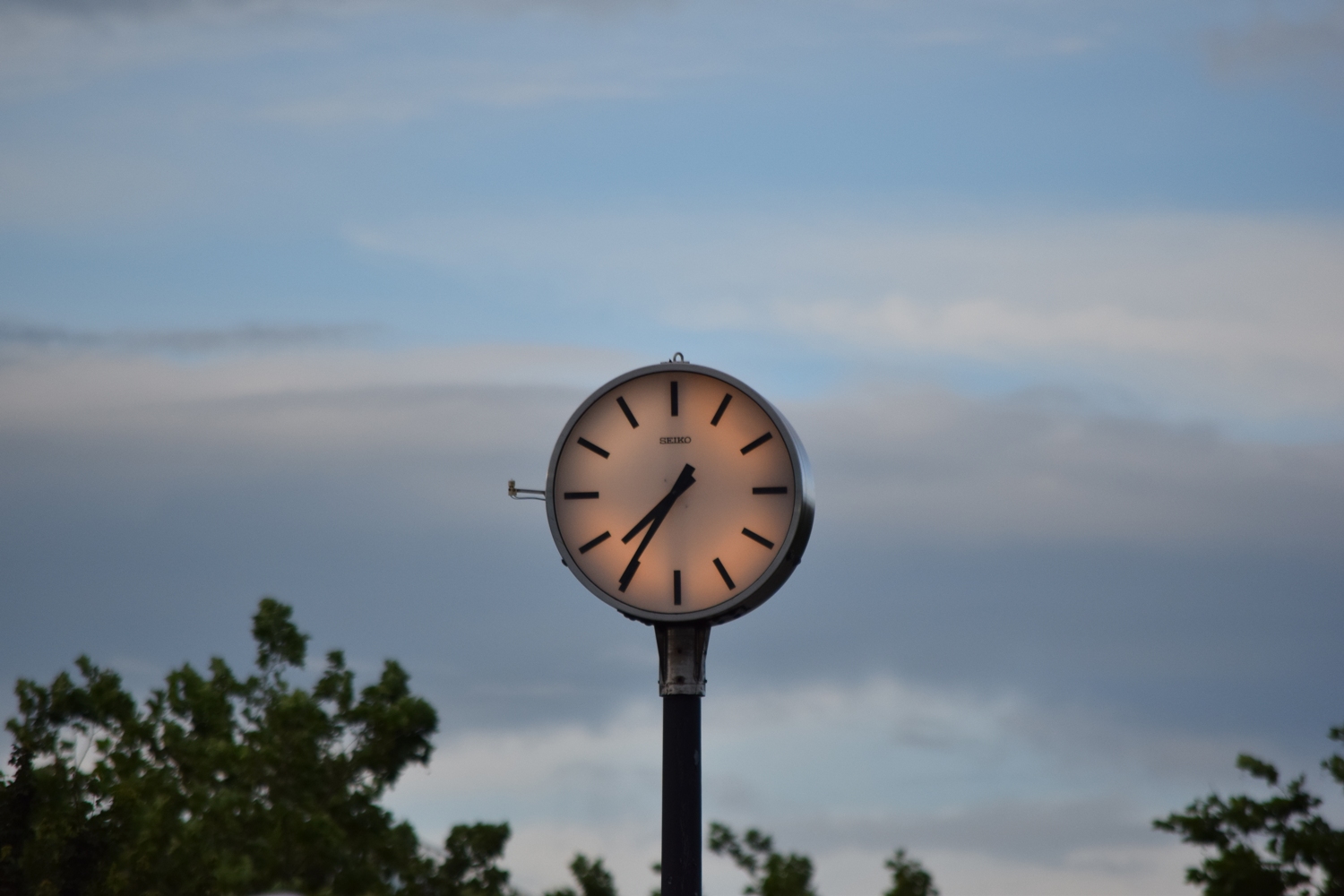 Nikkor 55-300mm clock seen from 30m, Elder Gate, Milton Keynes, 300 mm