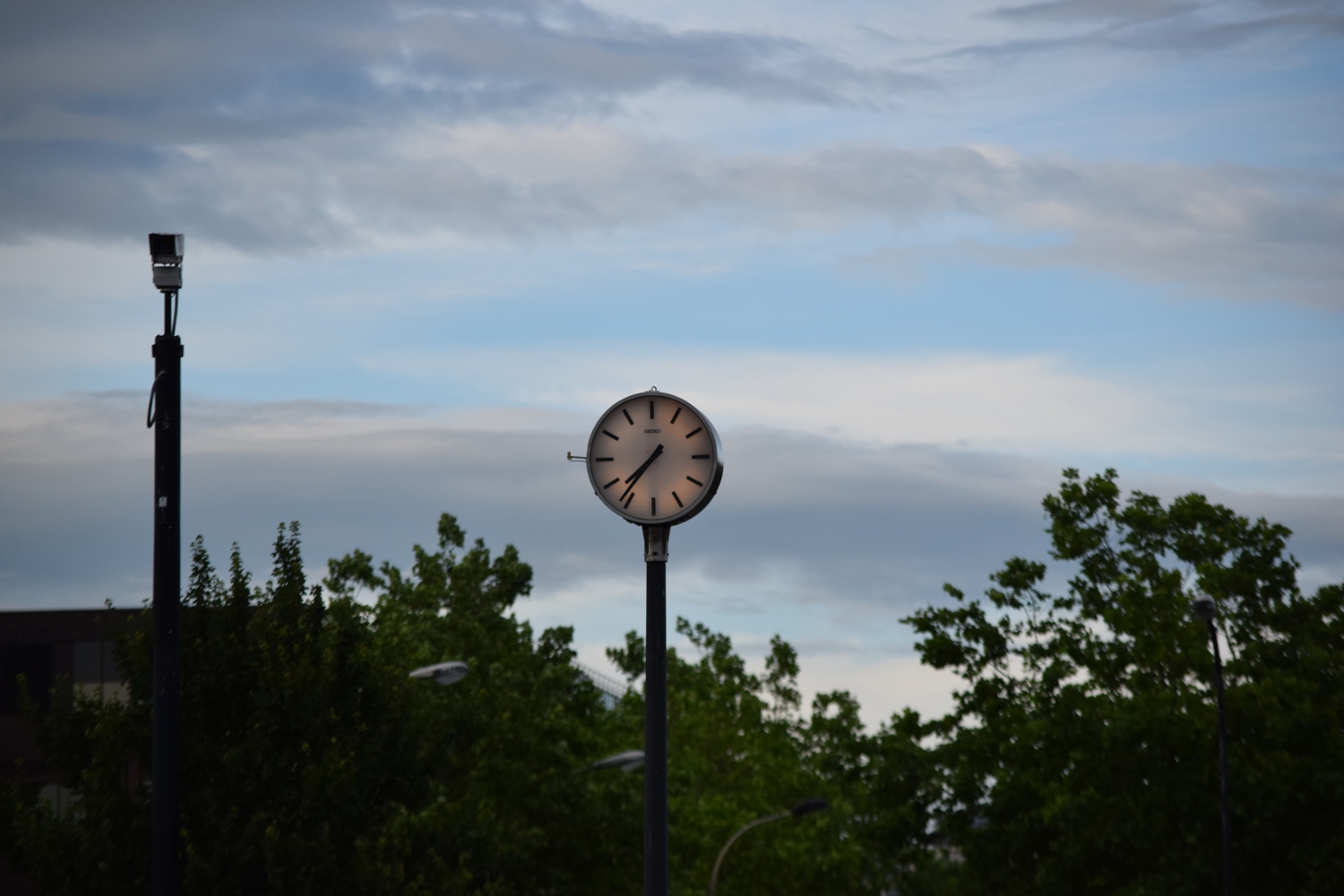 Nikkor 55-300mm clock seen from 30m, Elder Gate, Milton Keynes, 135 mm