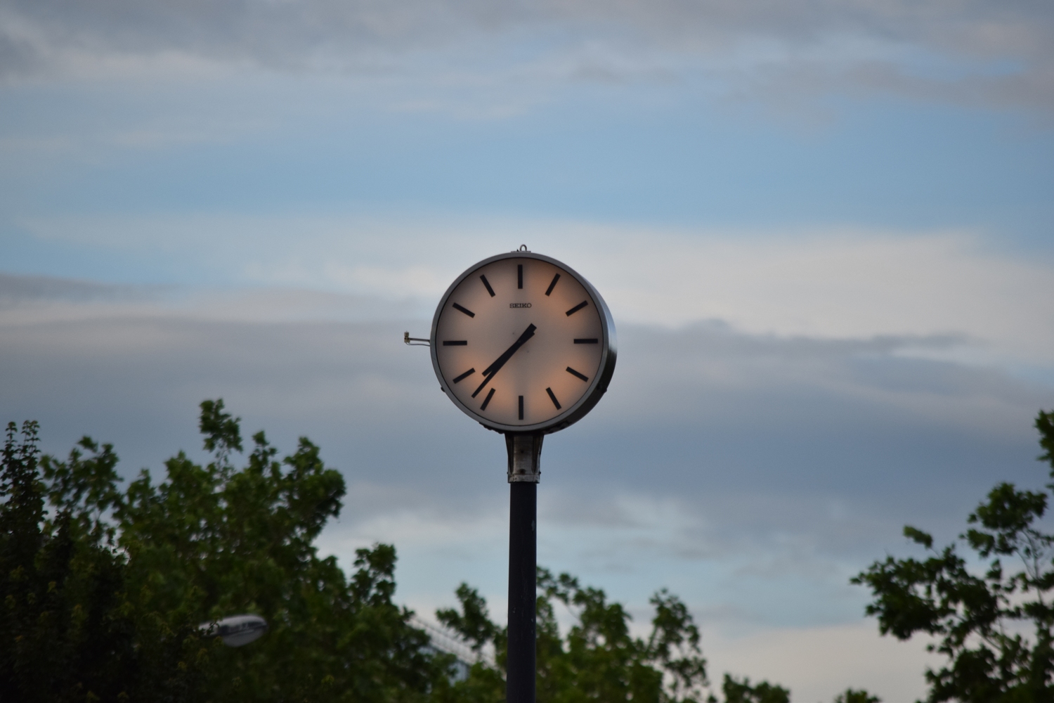 Nikkor 55-300mm clock seen from 30m, Elder Gate, Milton Keynes, 250 mm