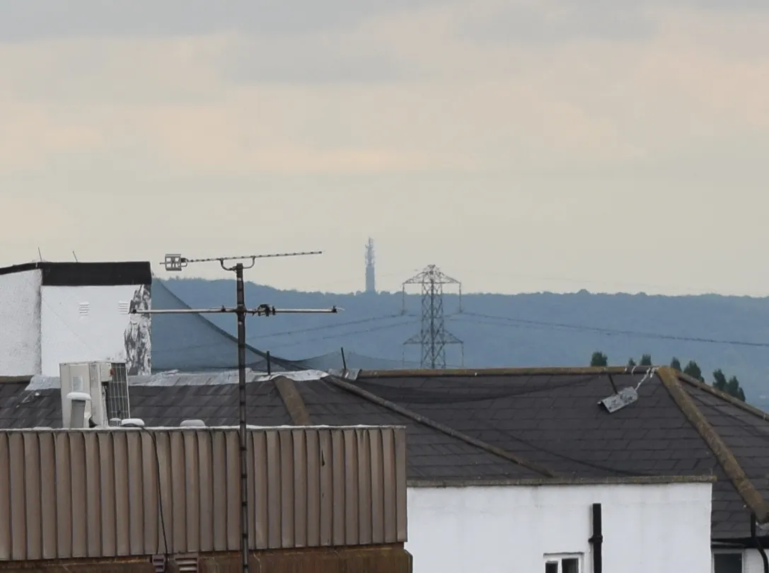 Nikkor 55-300mm Stokenchurch BT Tower from Aylesbury Telephone Exchange, 100mm, cropped
