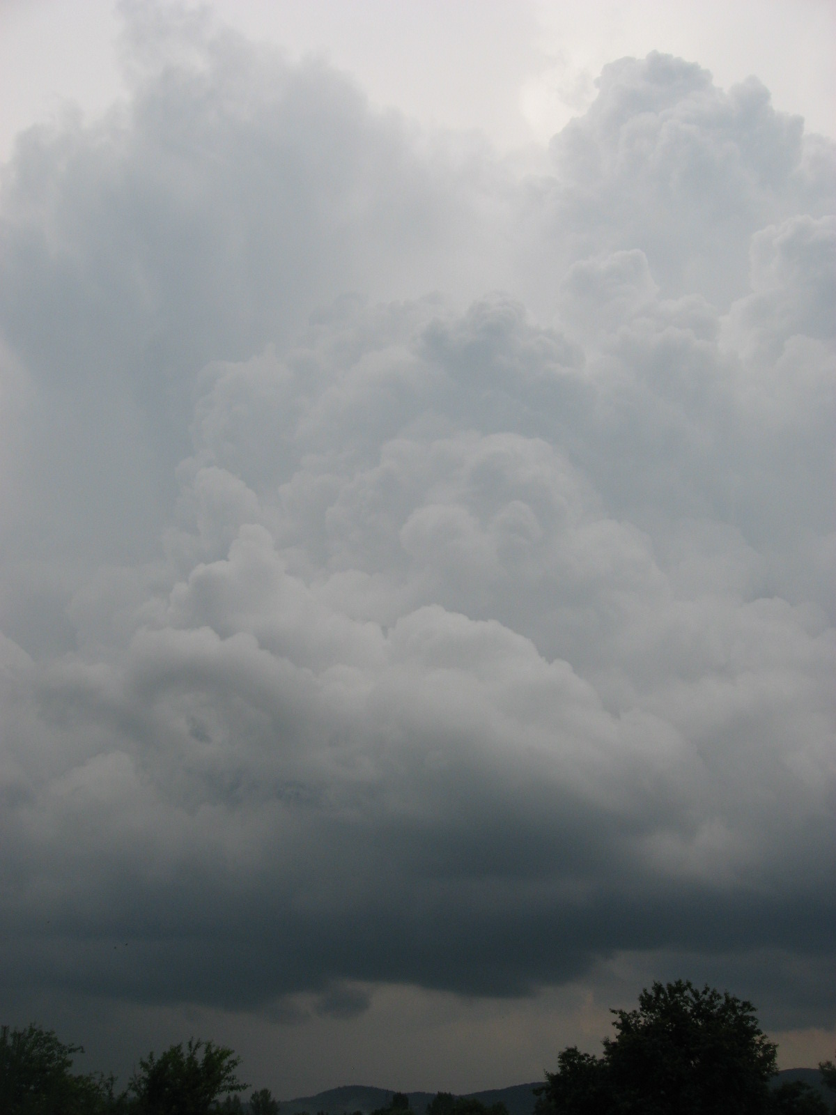 Light scattering inside cumulonimbus cloud