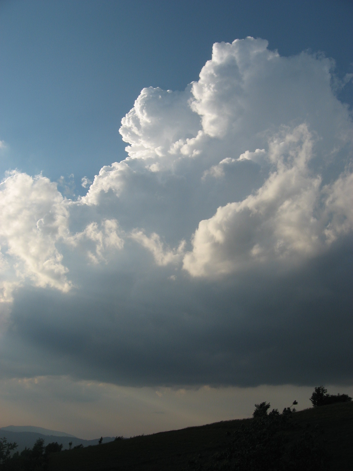Non selective light scattering cumulonimbus cloud