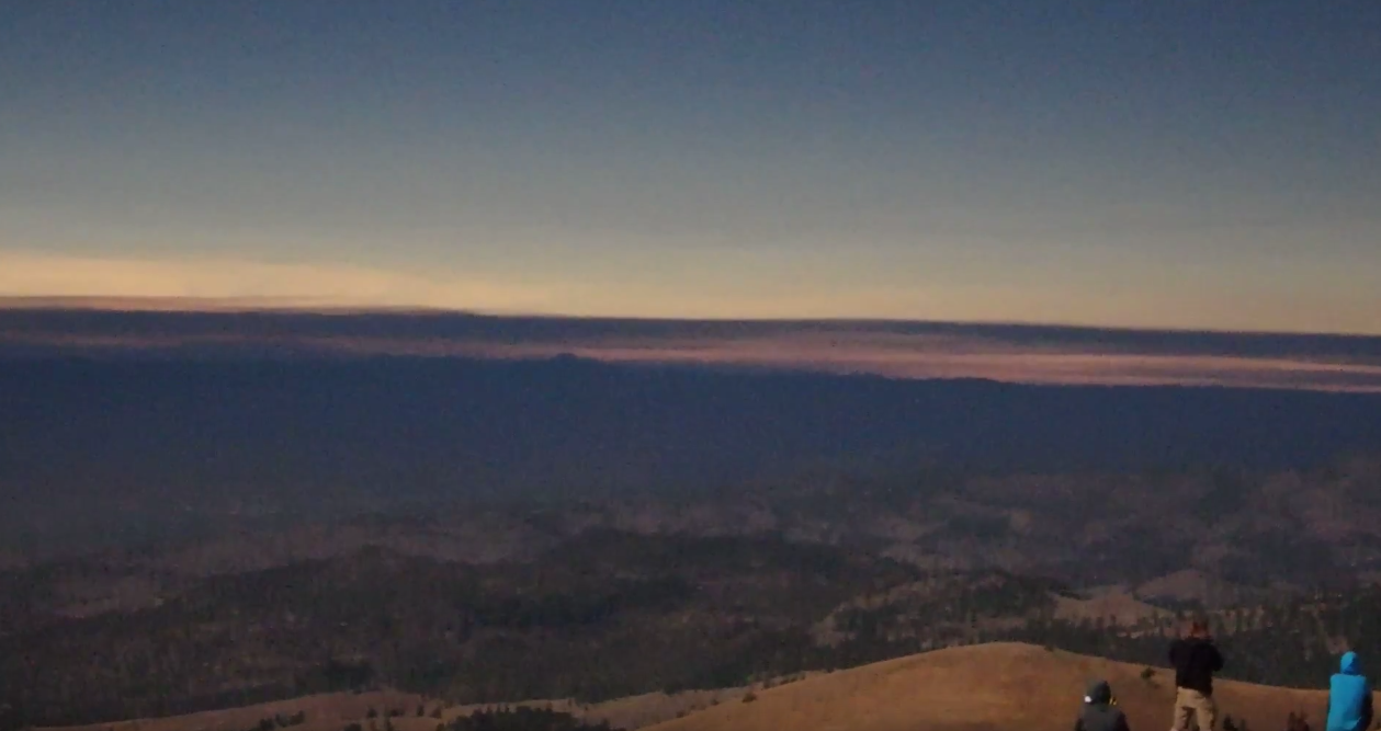 Visibility of the horizon just before total solar eclipse