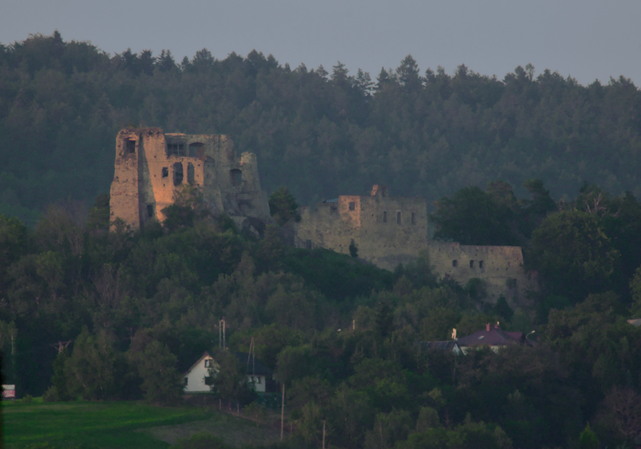 Zamek Kamieniec Odrzykoń - widok spod basenu w Turaszówce