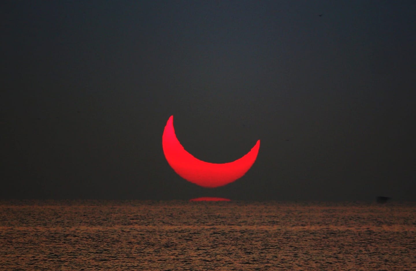 Solar eclipse and inferior mirage in Qatar